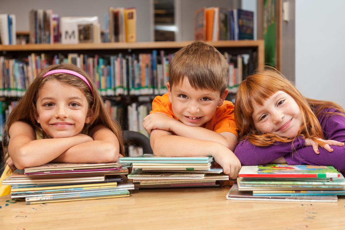 Digital vs. Traditional Phonics: Learn strategies to choose the right approach for your child's reading needs and effectively combine both methods for optimal results.